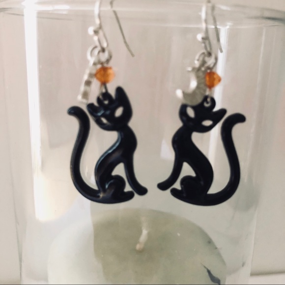Cat Earrings in Black. - Picture 4 of 5